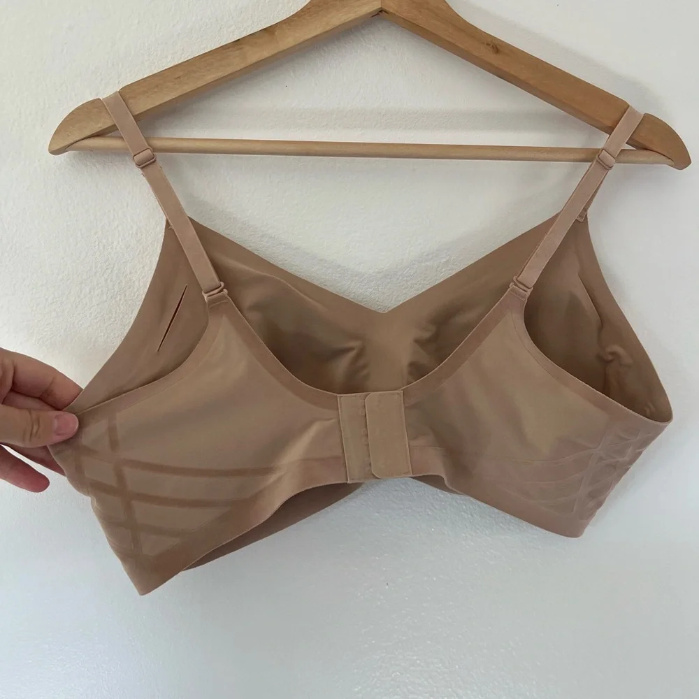 Two Honeylove Silhouette Wireless Seamless Bras‎ Black & Nude Size Large